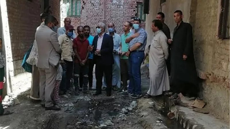 السكرتير المساعد يعاين شكوى اهالى قرية بني قاسم من تسرب المياه