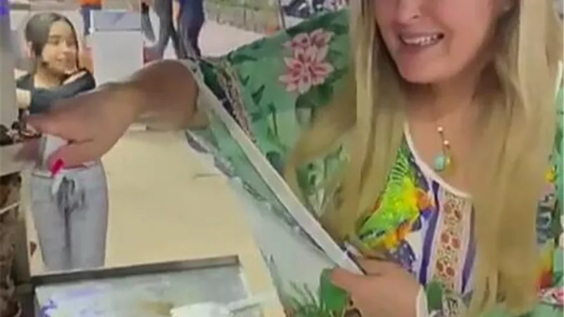 نهال عنبر تحير جمهورها بصورة مع الشاورما.. تفاصيل