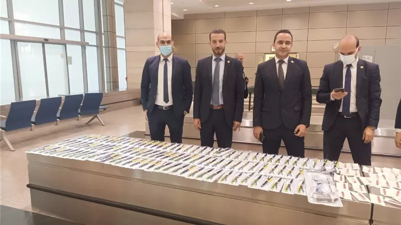 جمارك المطار تحبط تهريب 476 قطعة طبية خاصة بتدبيس المعدة مع راكب قادم من دبي