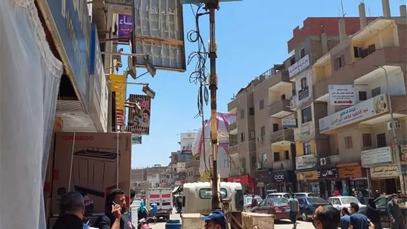 إزالة الإعلانات المخالفة بالباجور والتصدى لمخالفة بناء مقبرة فى بركة السبع