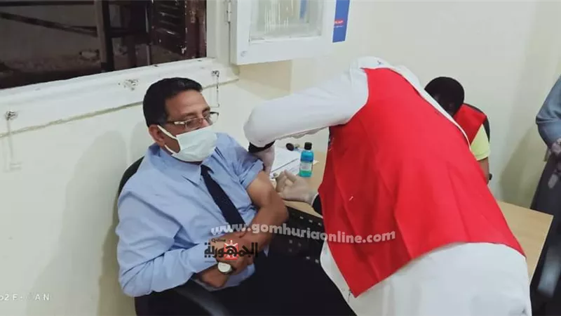 رئيس مدينة راس غارب يتلقى لقاح فيروس كورونا بوحدة الامل الصحية