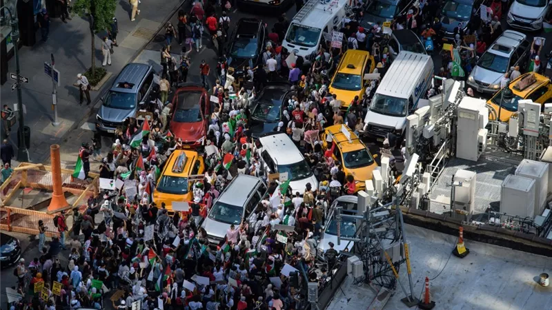 متظاهرون مؤيدون لفلسطين يغلقون الطريق المؤدي إلى القنصلية الإسرائيلية في نيويورك