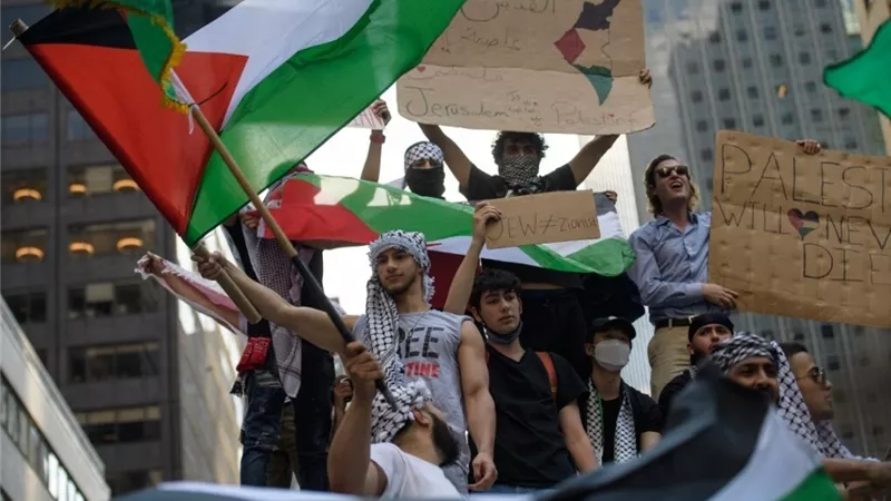 صحيفة أمريكية: متظاهرون مؤيدون لفلسطين يغلقون الطريق لسفارة إسرائيل في نيويورك