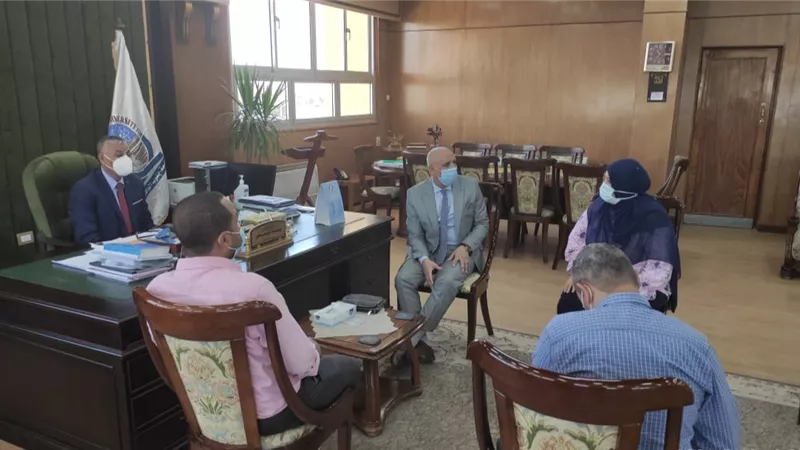 رئيس مياه قنا يتفقد مشروع الصرف الصحى بجامعة جنوب الوادى