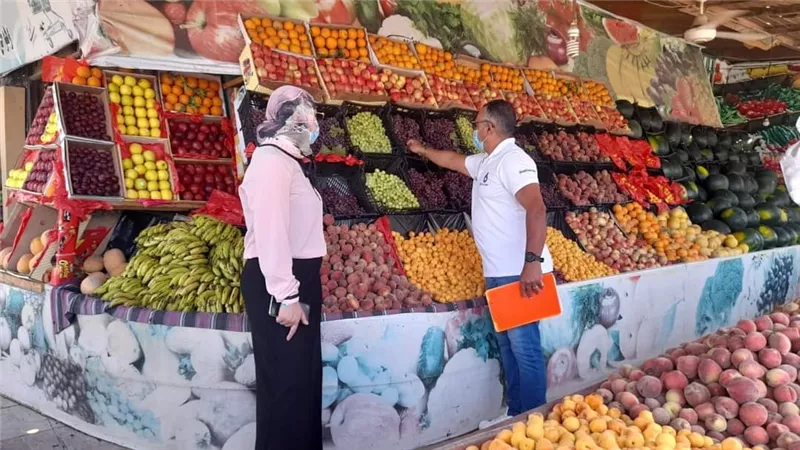 إستمرار الحملات التفتيشية بسوق الخضار بالقصير للتأكيد على الإلتزام بالاجراءات الاحترازية