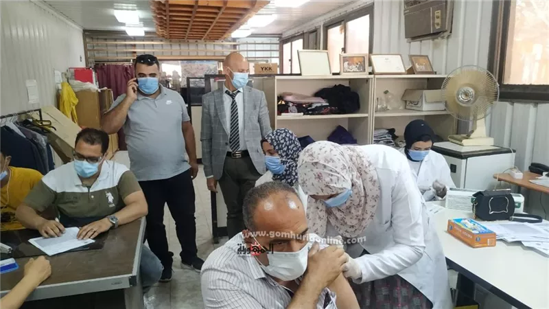 بالصور.. وكيل وزارة الصحة بالشرقية يتابع تطعيم العاملين بمصانع العاشر من رمضان