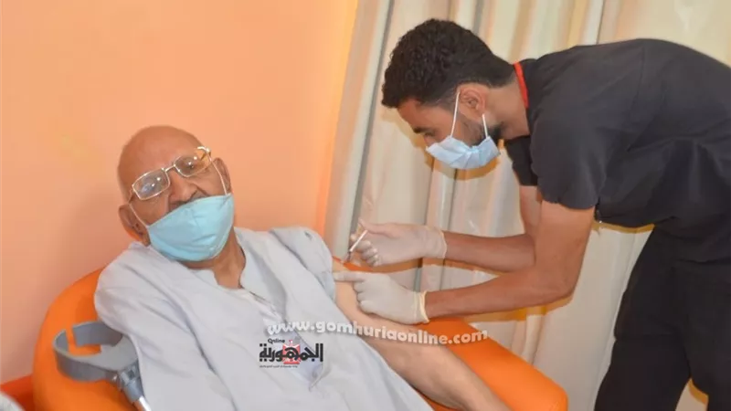توافد المواطنين لتلقى لقاح كورونا بمستشفى إسنا التخصصي جنوب الأقصر