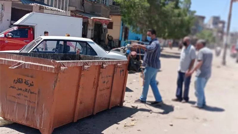 رش وتطهير صناديق وحاويات القمامة وساحة انتظار مقابر بنى عبيد