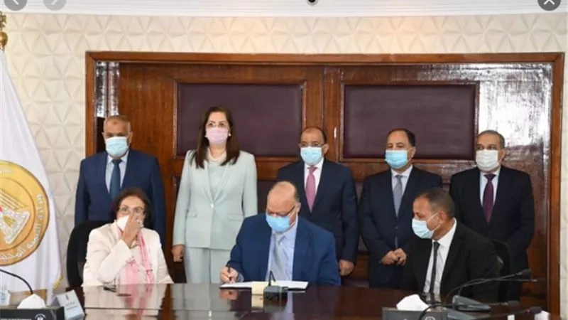 وزراء التخطيط والتنمية المحلية والمالية والإنتاج الحربي يشهدون توقيع عقود المنظومة الجديدة للمخلفات