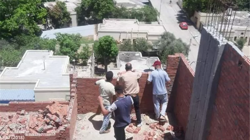 سكرتير عام محافظة الإسماعيلية يترأس تنفيذ إزالة حالة مخالفة بدون ترخيص بنطاق حى ثان الإسماعيلية