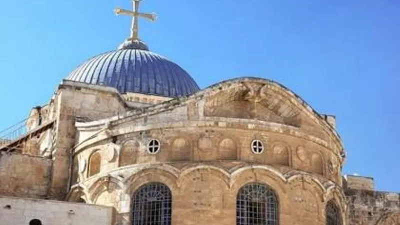 مستوطنون يعتدون على رجال دين مسيحيين قرب كنيسة القيامة بالقدس