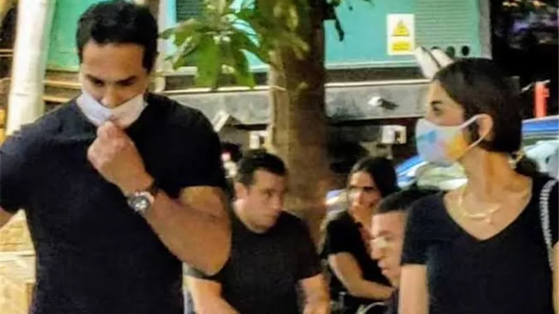 كريم فهمى وزوجته يودعان سمير غانم بمثواه الاخير