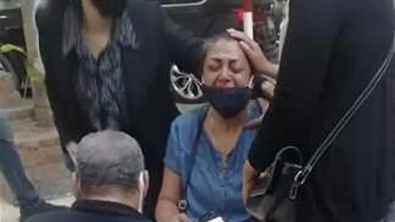 انهيار شقيقة الراحل سمير غانم أمام المستشفى