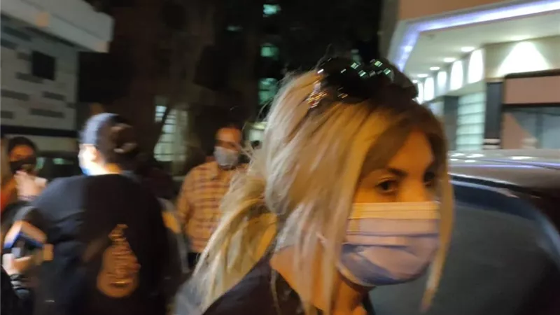 نوبة بكاء لبوسي شلبى أمام مستشفى الذى توفى فيها سمير غانم