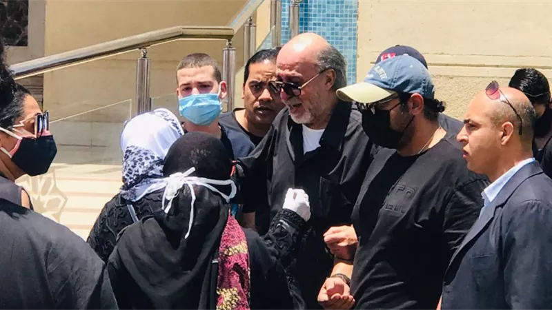 انهيار شقيق الفنان سمير غانم بالبكاء أمام مسجد المشير حزنًا على فراقه
