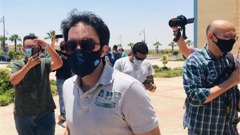 شريف رمزى يشارك فى جنازة سمير غانم بمسجد المشير