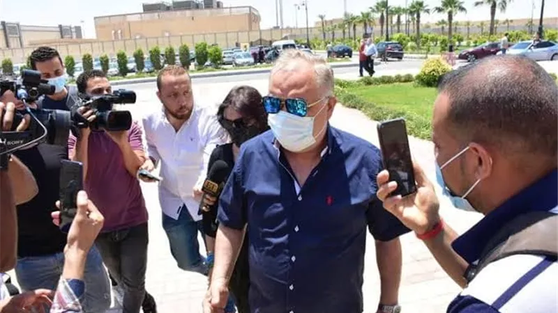 نجوم الفن يودعون الفنان سمير غانم بمثواه الأخير .. صور