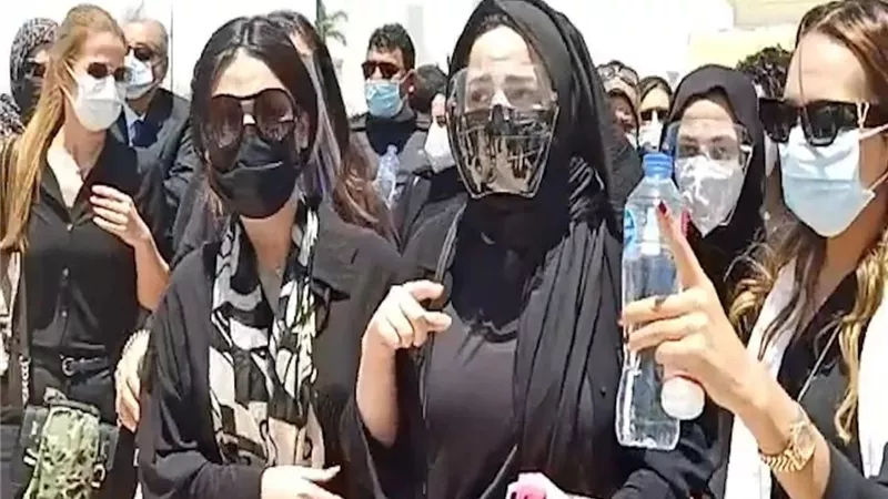 انهيار إيمى ودنيا سميرغانم عقب توديع والدهما.. صور
