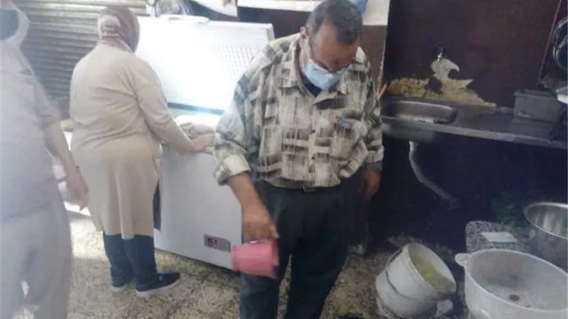 غلق وتشميع 3 منشآت غذائية وإعدام 2 طن و240 كجم أغذية فاسدة فى الشرقية.. بالصور
