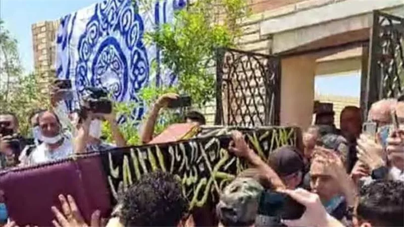 وصول جثمان الفنان سمير غانم لمقابر الأسرة ودفنه.. صور