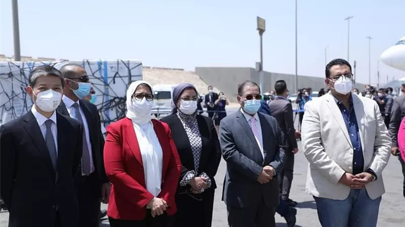وزيرة الصحة تستقبل الدفعة الأولى من المواد الخام لتصنيع لقاح
