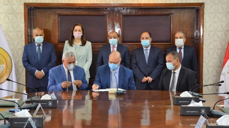وزراء التنمية المحلية والتخطيط والمالية والإنتاج الحربى يشهدون توقيع عقود المنظومة الجديدة للمخلفات