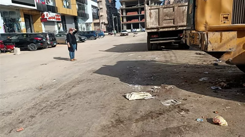 رئيس حى غرب المنصورة يتابع رفع كفاءة النظافة بالشوارع