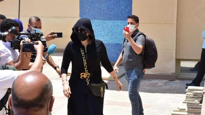 غطاء للشعر ونظارة وكمامة.. غادة عبد الرازق تهرب من الكاميرات فى جنازة سمير غانم