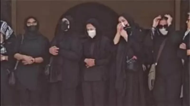 65 صورة من جنازة صانع البهجة سمير غانم