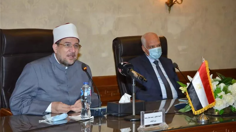 وزير الأوقاف ومحافظ الجيزة يلتقيان بقيادات الدعوة بالمحافظة-صور