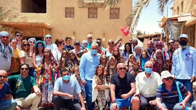 رئيس مركز سيوة يستقبل وفد أولى رحلات الشارتر من أمام قلعة شالى الأثرية.. بالصور