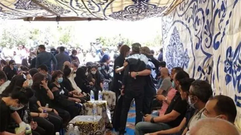 أسرة الفنان سمير غانم تستقبل العزاء بالدموع والبكاء .. صور