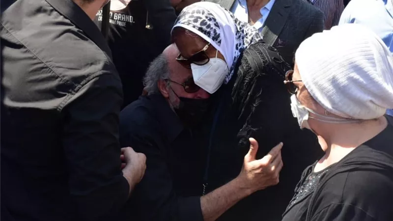مشهد مؤثر.. شقيق سمير غانم وشقيقته يدخلان فى نوبة بكاء شديدة بجنازته