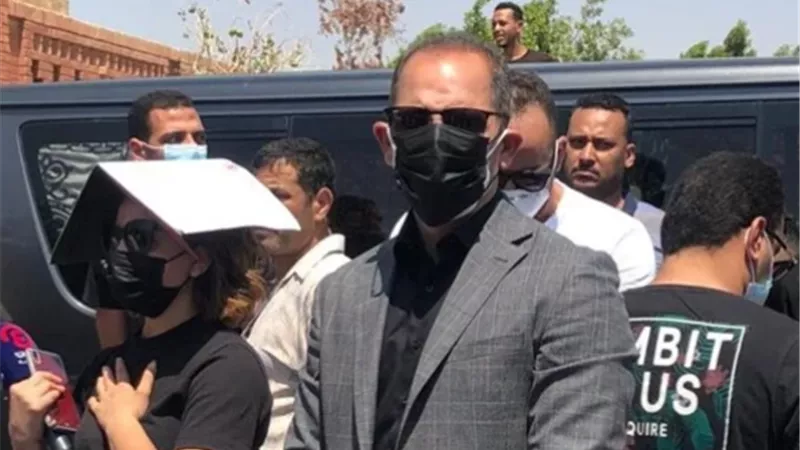 رامى إمام ينوب عن والده الزعيم ويشارك فى جنازة الفنان سمير غانم