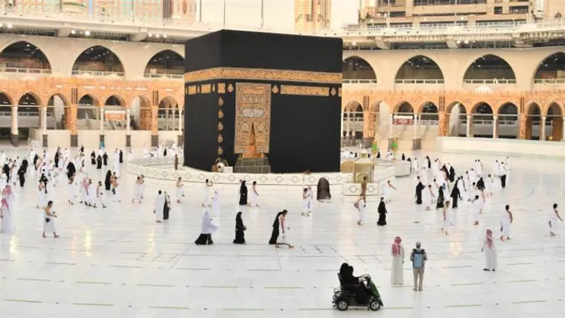 القبض على معتمر حاول الهجوم على خطيب الحرم المكي