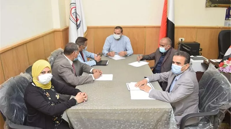 رئيس جامعة سوهاج يناقش مستجدات المشروعات الإنشائية