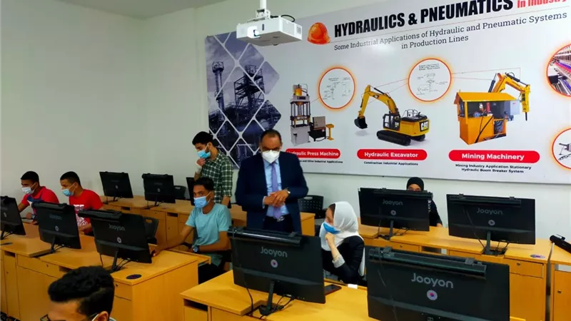 رئيس جامعة بني سويف التكنولوجية يتفقد سير الاختبارات العملية