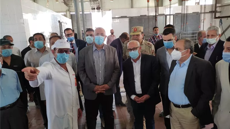 وزير الزراعة ومحافظ بورسعيد يتفقدان مصنعاً للأعلاف ومزرعة للإنتاح الحيواني والمجزر الآلي لبورسعيد