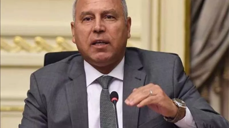 وزير النقل يتفقد محور الشهيد باسم فكرى بقنا