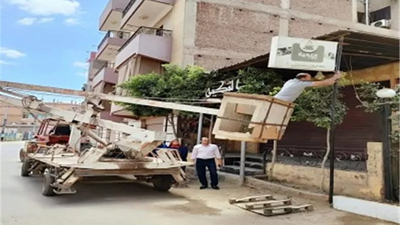 حملة لإزالة الإشغالات والإعلانات غير المرخصة ببركة السبع.. صور