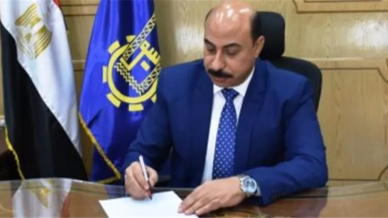 محافظ أسوان يصدر قرارا بشأن الاعلانات على الطرق العامة