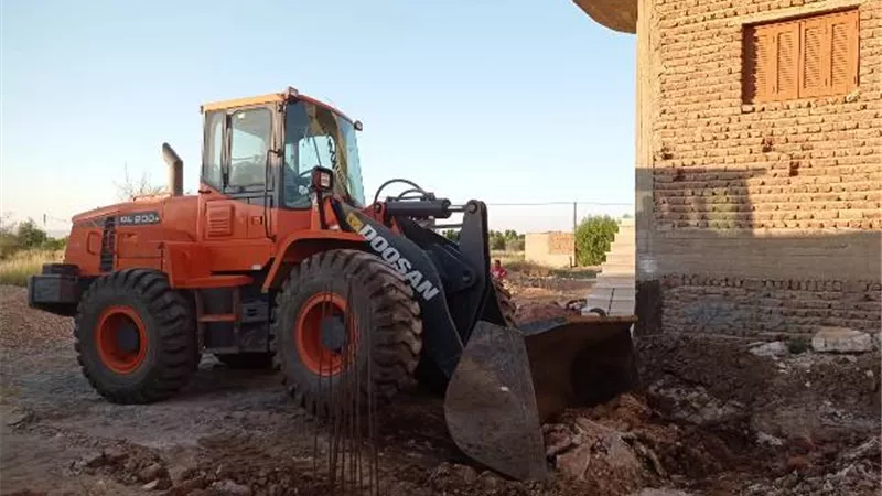 إزالة ٣ حالات بناء بدون ترخيص بأرمنت جنوب غرب الأقصر..صور