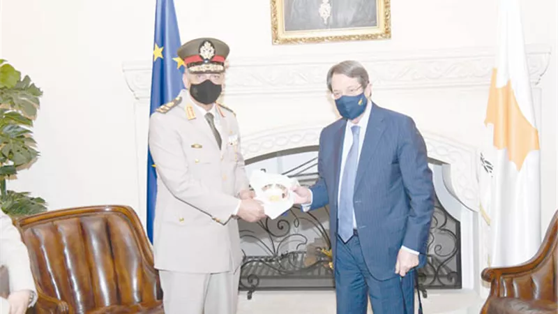 وزير الدفاع يعود إلي أرض الوطن بعد إنتهاء زيارته الرسمية لـ 