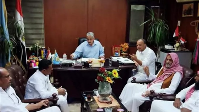 رئيس مدينة سيوة يناقش مشاكل قرية المراقي ويأمر بسرعة حل المشاكل