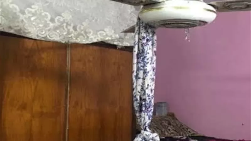 عنفتها والدتها لعدم مساعدتها بالاعمال المنزلية فانتحرت شنقا 