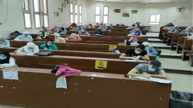 وكيل طب بنها يتفقد امتحانات الفرقة الأولي وسط تطبيق مكثف للاجراءات الاحترازية