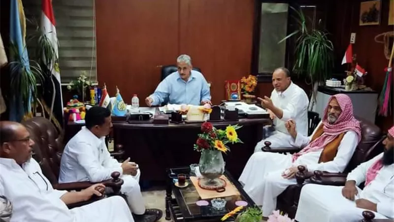 رئيس مدينة سيوة يناقش مشاكل قرية المراقي ويأمر بسرعة حل مشاكلها