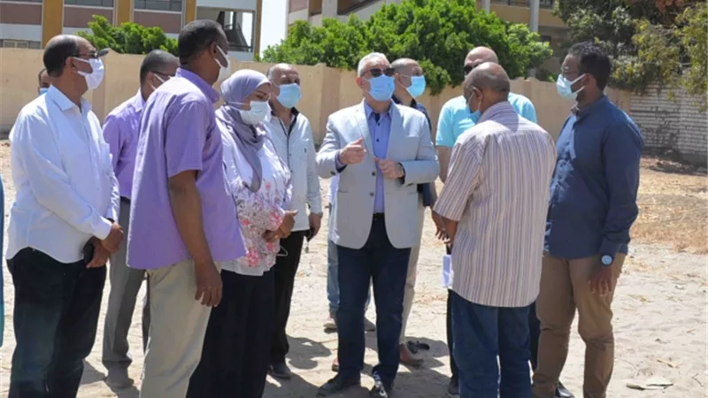 محافظ الأقصر يتفقد مشروعات تنموية تعليمية وخدمية ومرافق بقرى إسنا ويوجه بتطبيق الإجراءات الاحترازية