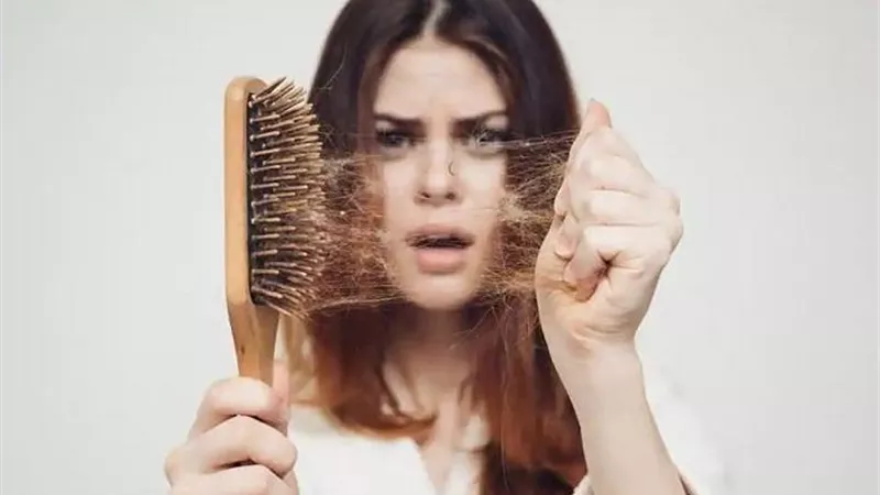 الكولاجين.. خبير يكشف كيفية وقف تساقط الشعر