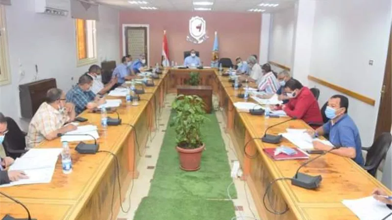 مستجدات المشروعات الإنشائية على مائدة رئيس جامعة سوهاج